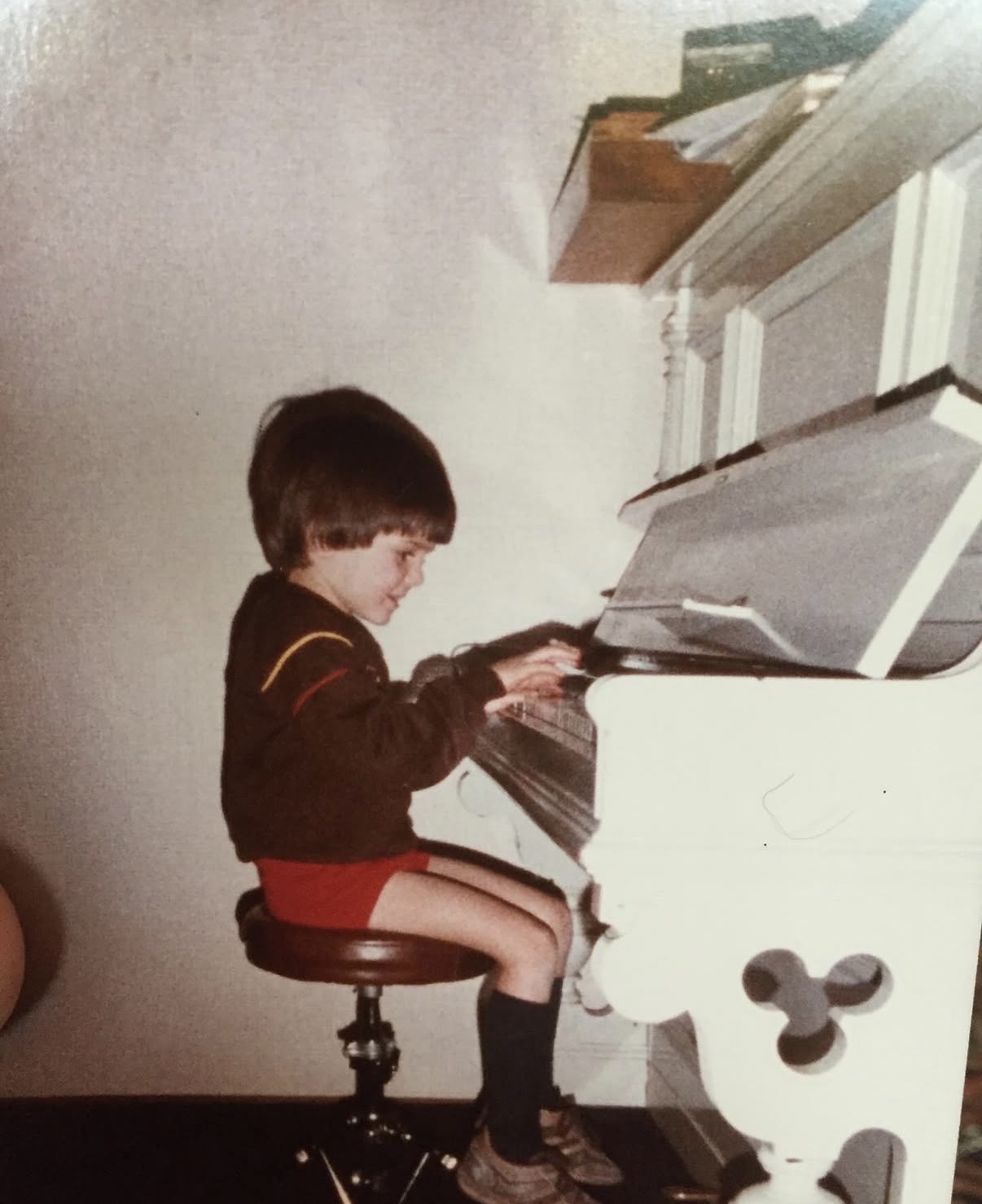 Sebastián de niño tocando el piano